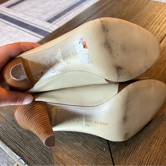 Anne Klein peep toe heels, size 6M - Picture 4 of 4